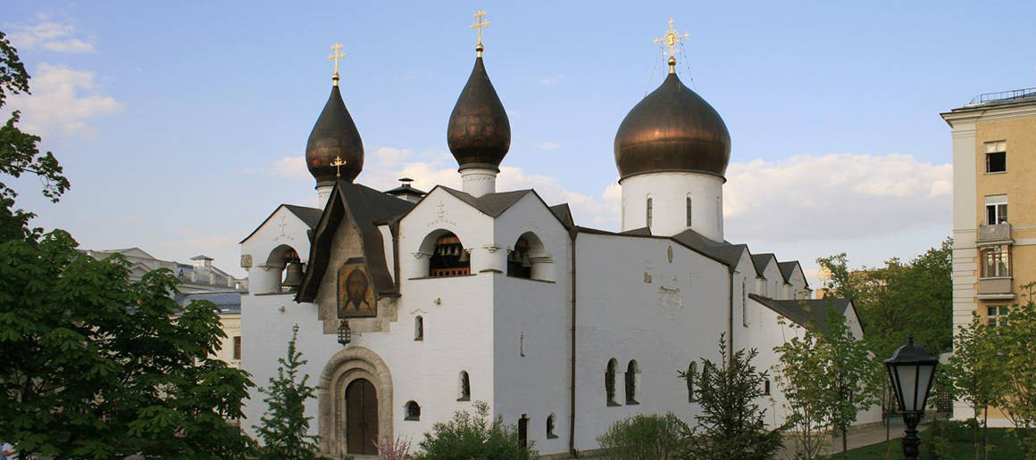 Храм с черными куполами в Москве